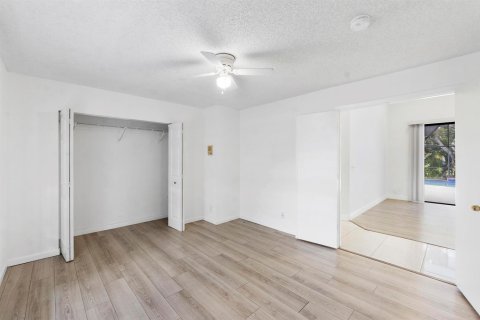 House in Coral Springs, Florida 5 bedrooms, 246.47 sq.m. № 2422356 - photo 25