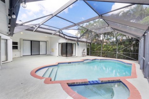 House in Coral Springs, Florida 5 bedrooms, 246.47 sq.m. № 2422356 - photo 16