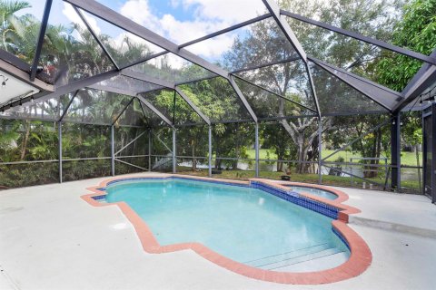House in Coral Springs, Florida 5 bedrooms, 246.47 sq.m. № 2422356 - photo 15