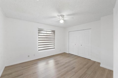 House in Coral Springs, Florida 5 bedrooms, 246.47 sq.m. № 2422356 - photo 28