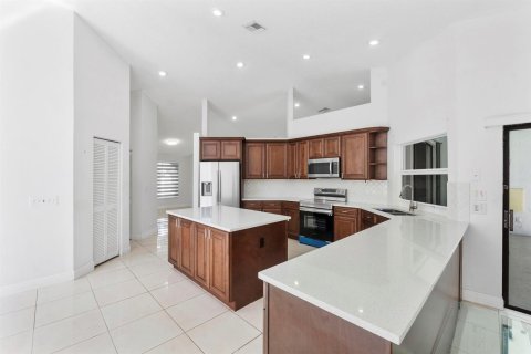 House in Coral Springs, Florida 5 bedrooms, 246.47 sq.m. № 2422356 - photo 17