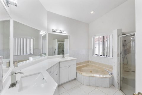 House in Coral Springs, Florida 5 bedrooms, 246.47 sq.m. № 2422356 - photo 26