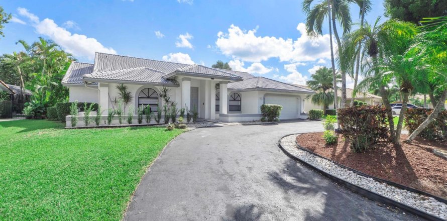 House in Coral Springs, Florida 5 bedrooms, 246.47 sq.m. № 2422356