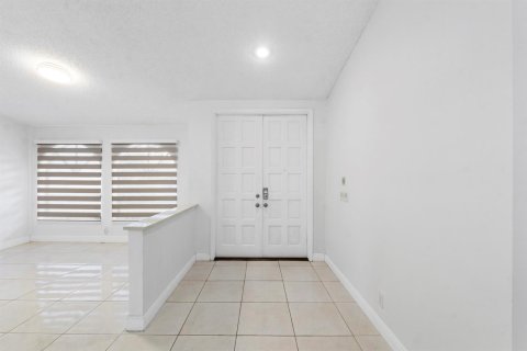 House in Coral Springs, Florida 5 bedrooms, 246.47 sq.m. № 2422356 - photo 30
