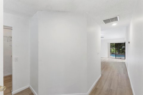 House in Coral Springs, Florida 5 bedrooms, 246.47 sq.m. № 2422356 - photo 24