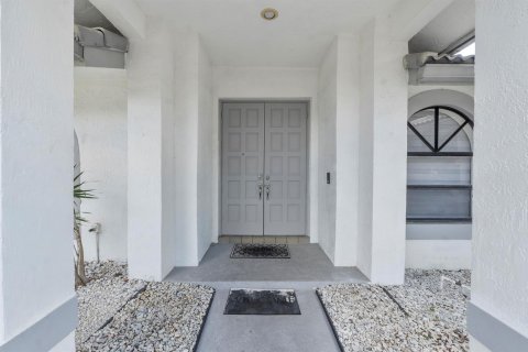 House in Coral Springs, Florida 5 bedrooms, 246.47 sq.m. № 2422356 - photo 14