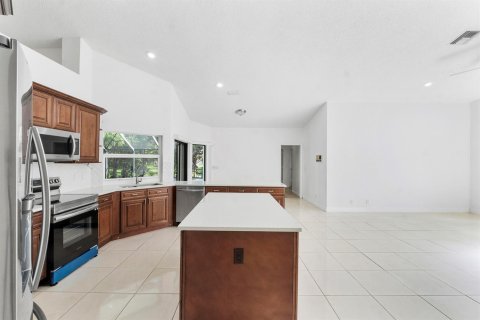 House in Coral Springs, Florida 5 bedrooms, 246.47 sq.m. № 2422356 - photo 18