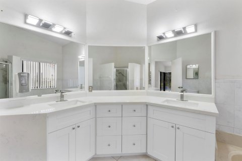House in Coral Springs, Florida 5 bedrooms, 246.47 sq.m. № 2422356 - photo 27
