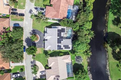 House in Coral Springs, Florida 5 bedrooms, 246.47 sq.m. № 2422356 - photo 10