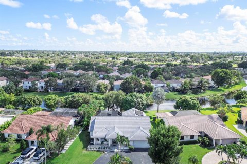 House in Coral Springs, Florida 5 bedrooms, 246.47 sq.m. № 2422356 - photo 7