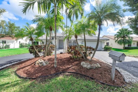 House in Coral Springs, Florida 5 bedrooms, 246.47 sq.m. № 2422356 - photo 13