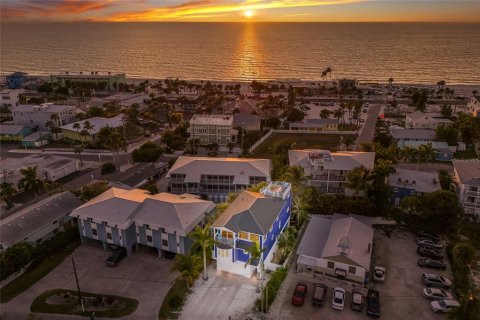 House in Bradenton Beach, Florida 5 bedrooms, 307.32 sq.m. № 2237526