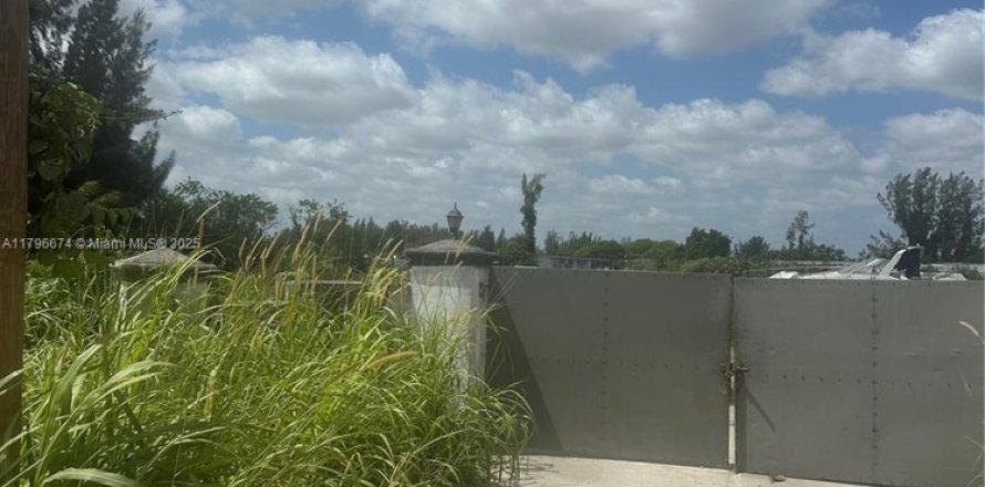 Commercial property in Miami, Florida № 1742276