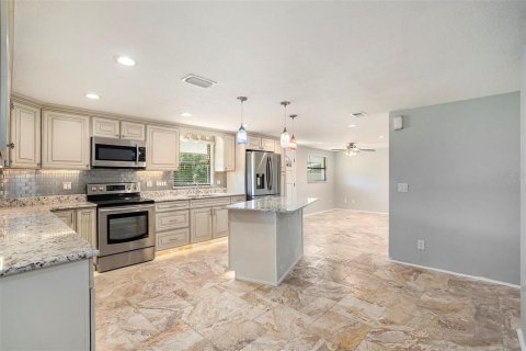 Villa ou maison à vendre à Zephyrhills, Floride: 3 chambres, 136.01 m2 № 1901897 - photo 12