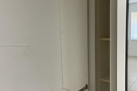 Снять в аренду квартиру в Халландейл-Бич, Флорида 1 спальня, 756.22м2, № 2004374 - фото 5