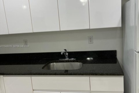 Снять в аренду квартиру в Халландейл-Бич, Флорида 1 спальня, 756.22м2, № 2004374 - фото 7