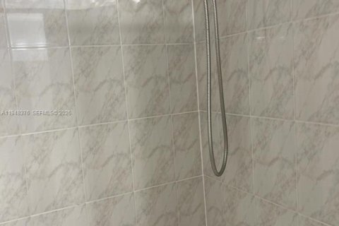 Снять в аренду квартиру в Халландейл-Бич, Флорида 1 спальня, 756.22м2, № 2004374 - фото 3