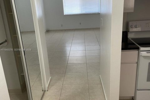 Снять в аренду квартиру в Халландейл-Бич, Флорида 1 спальня, 756.22м2, № 2004374 - фото 8