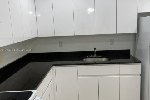 Квартира в Халландейл-Бич, Флорида 1 спальня, 756.22м2 № 2004374