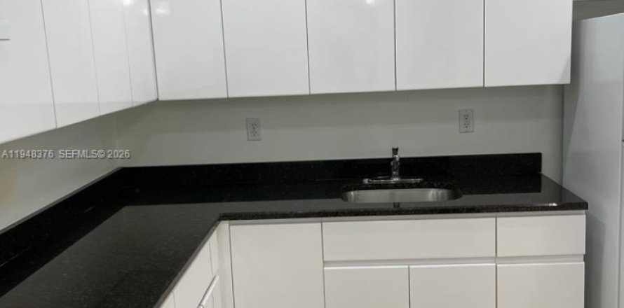 Квартира в Халландейл-Бич, Флорида 1 спальня, 756.22м2 № 2004374