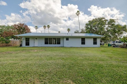 House in St. Lucie, Florida 3 bedrooms, 144.56 sq.m. № 2077535 - photo 10