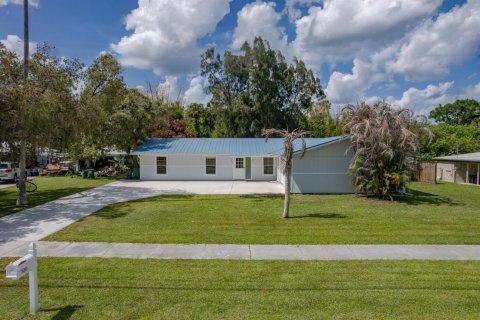 House in St. Lucie, Florida 3 bedrooms, 144.56 sq.m. № 2077535 - photo 2