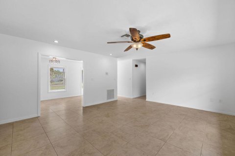 House in St. Lucie, Florida 3 bedrooms, 144.56 sq.m. № 2077535 - photo 20