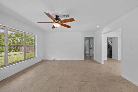 House in St. Lucie, Florida 3 bedrooms, 144.56 sq.m. № 2077535 - photo 22