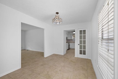 House in St. Lucie, Florida 3 bedrooms, 144.56 sq.m. № 2077535 - photo 15