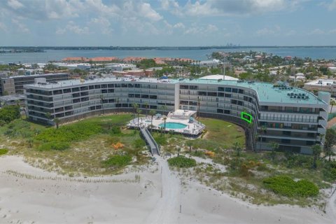 Condominio en venta en Saint Pete Beach, Florida, 3 dormitorios, 157.19 m2 № 1853312 - foto 1