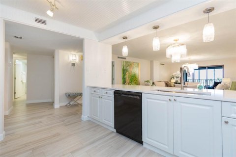 Condominio en venta en Saint Pete Beach, Florida, 3 dormitorios, 157.19 m2 № 1853312 - foto 8