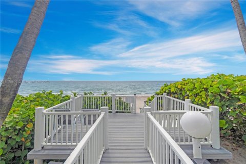 Condo in Hillsboro Beach, Florida, 2 bedrooms № 2088503 - photo 8