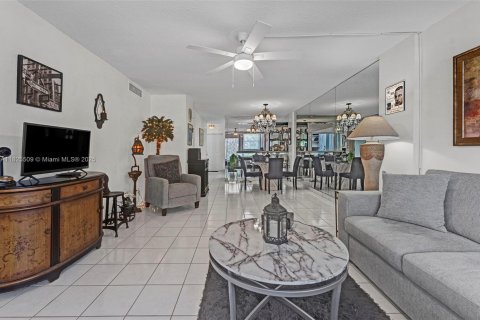 Condo in Hillsboro Beach, Florida, 2 bedrooms № 2088503 - photo 25