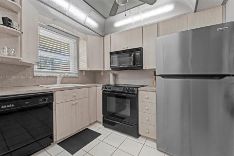 Condo in Hillsboro Beach, Florida, 2 bedrooms № 2088503 - photo 17