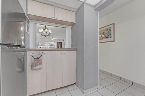 Condo in Hillsboro Beach, Florida, 2 bedrooms № 2088503 - photo 18
