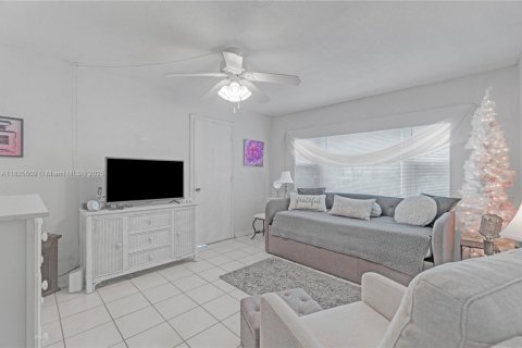 Condo in Hillsboro Beach, Florida, 2 bedrooms № 2088503 - photo 28