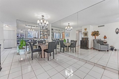 Condo in Hillsboro Beach, Florida, 2 bedrooms № 2088503 - photo 20