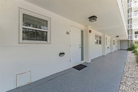 Condo in Hillsboro Beach, Florida, 2 bedrooms № 2088503 - photo 13