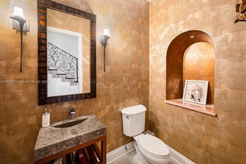 House in Coral Gables, Florida 8 bedrooms, 1100.61 sq.m. № 1882505 - photo 18