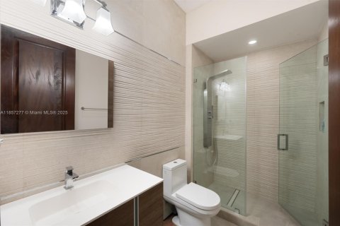 House in Coral Gables, Florida 8 bedrooms, 1100.61 sq.m. № 1882505 - photo 29