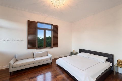 House in Coral Gables, Florida 8 bedrooms, 1100.61 sq.m. № 1882505 - photo 26