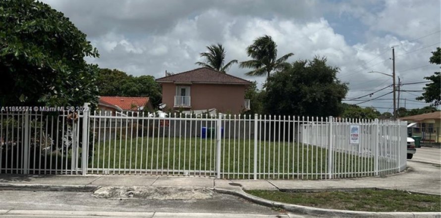 Commercial property in Miami, Florida № 1753904