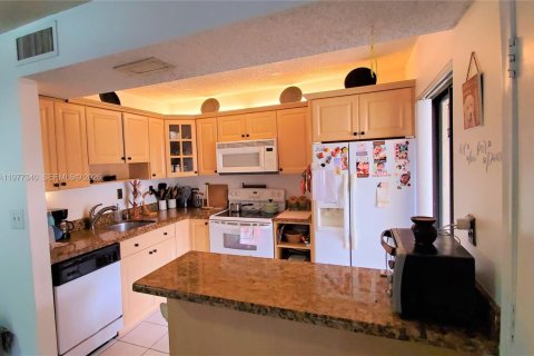 Condo in Miami, Florida, 2 bedrooms  № 2251203 - photo 3