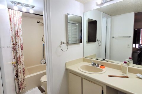 Condo in Miami, Florida, 2 bedrooms  № 2251203 - photo 9