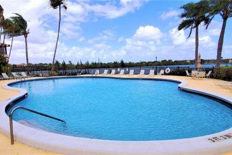 Condo in Miami, Florida, 2 bedrooms  № 2251203 - photo 14