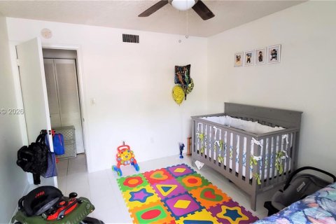 Condo in Miami, Florida, 2 bedrooms  № 2251203 - photo 11