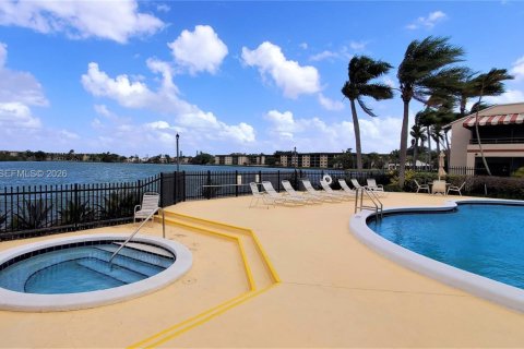 Condo in Miami, Florida, 2 bedrooms  № 2251203 - photo 15
