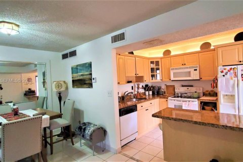 Condo in Miami, Florida, 2 bedrooms  № 2251203 - photo 4