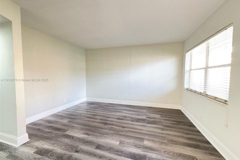 Condo in Oakland Park, Florida, 2 bedrooms  № 1974556 - photo 6