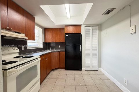 Condo in Oakland Park, Florida, 2 bedrooms  № 1974556 - photo 2